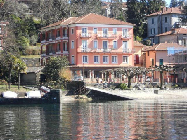 Albergo Riva Reno Di Leggiuno エクステリア 写真
