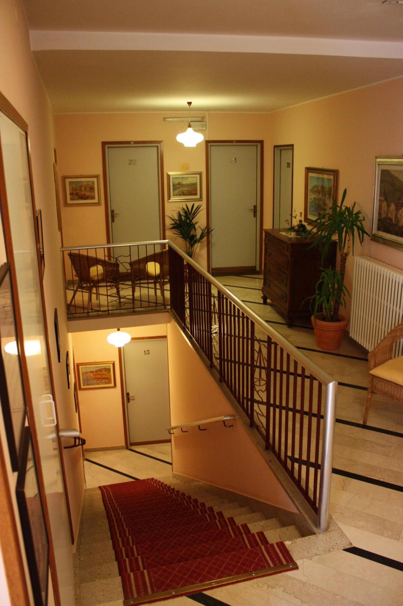 Albergo Riva Reno Di Leggiuno エクステリア 写真