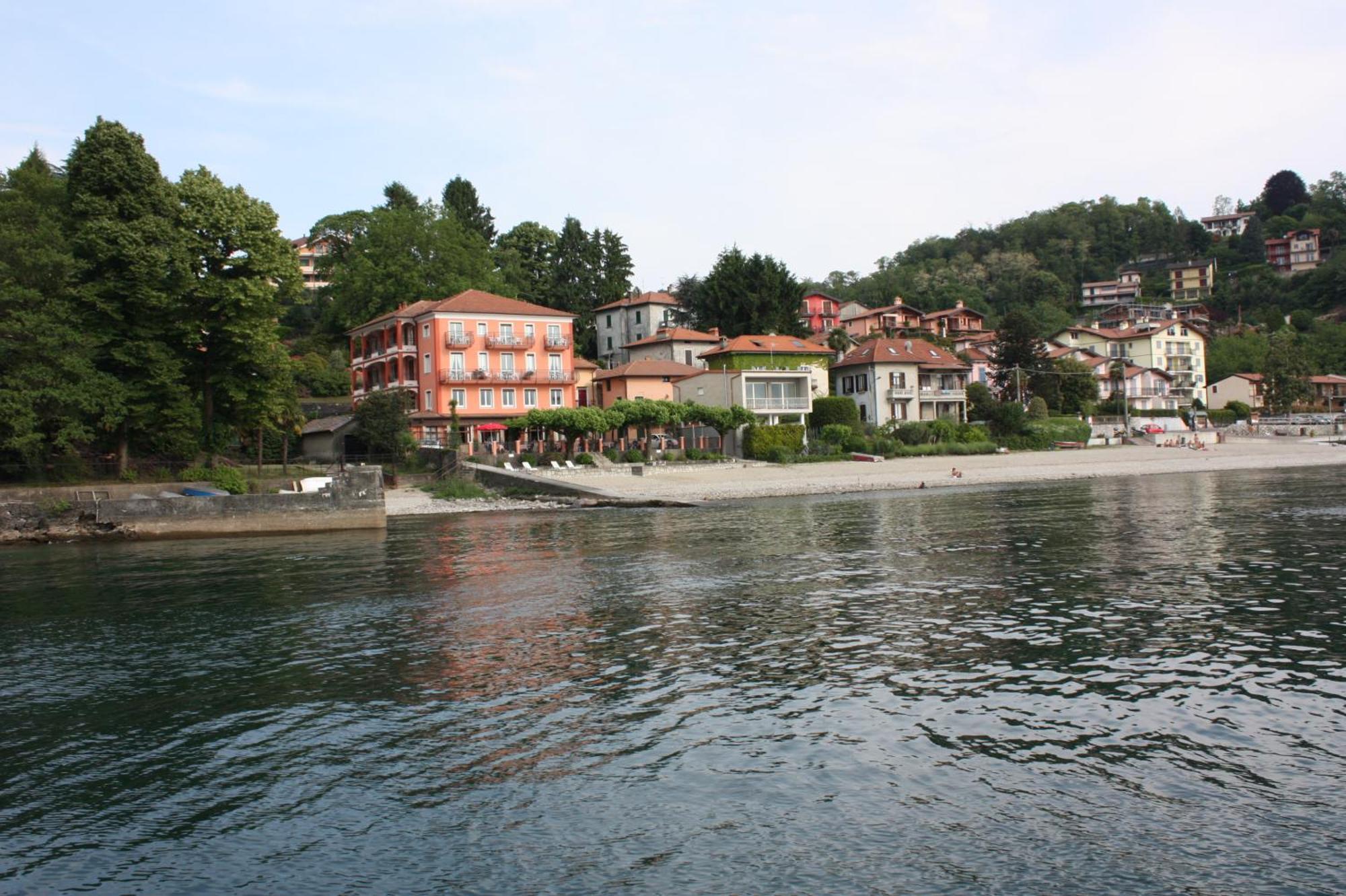 Albergo Riva Reno Di Leggiuno エクステリア 写真