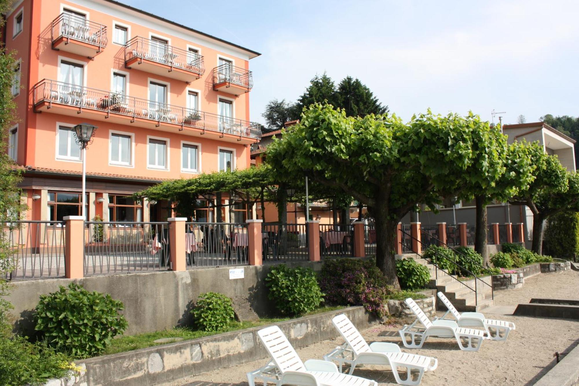 Albergo Riva Reno Di Leggiuno エクステリア 写真