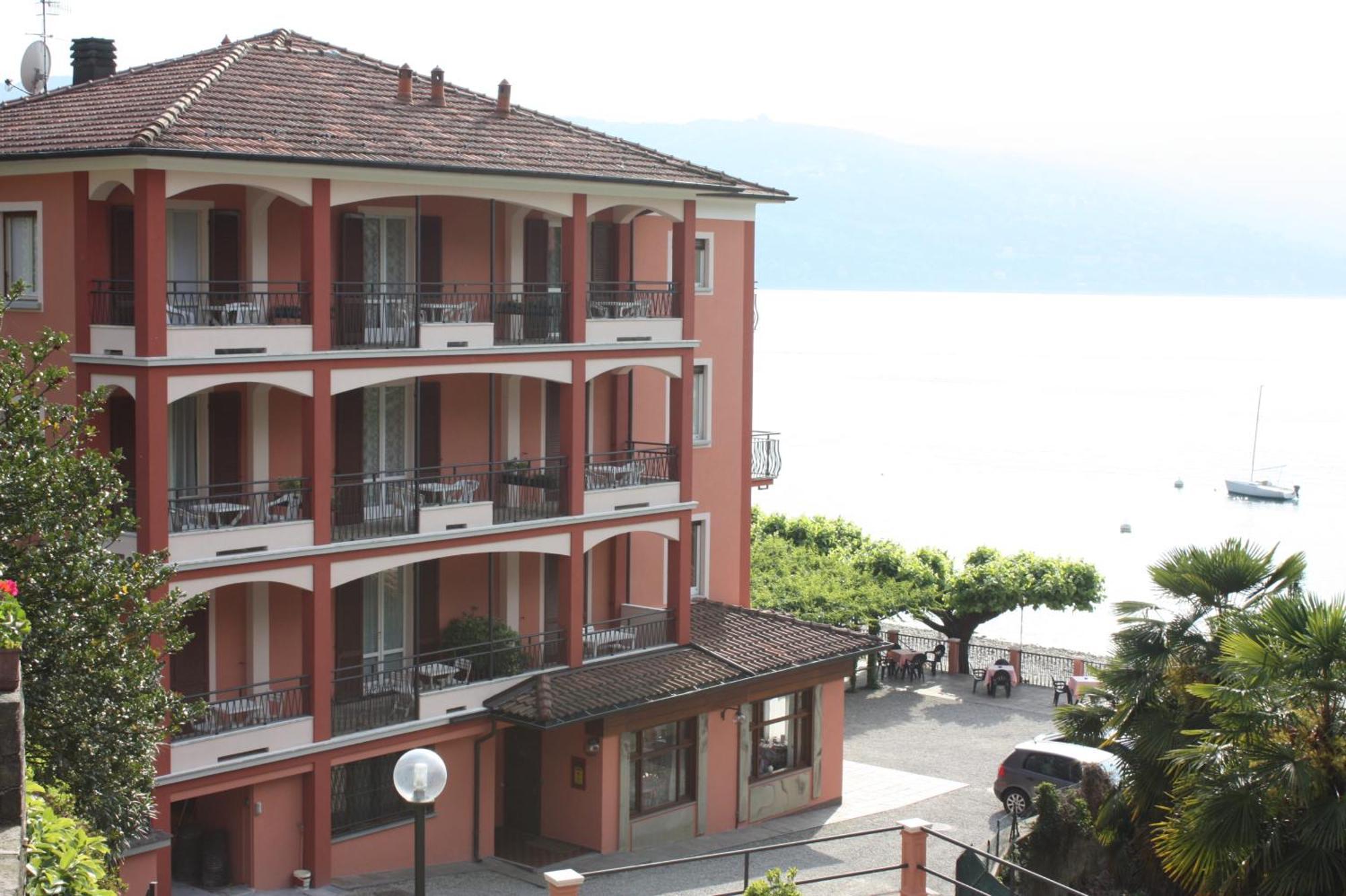 Albergo Riva Reno Di Leggiuno エクステリア 写真