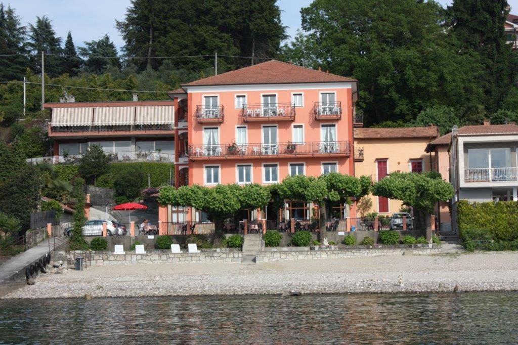 Albergo Riva Reno Di Leggiuno エクステリア 写真