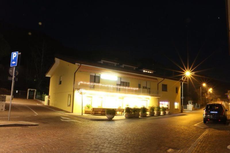 Albergo Riva Reno Di Leggiuno エクステリア 写真