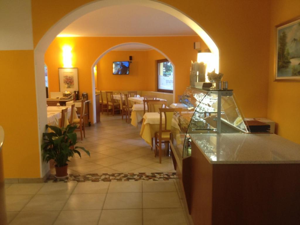 Albergo Riva Reno Di Leggiuno エクステリア 写真