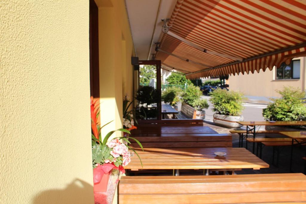Albergo Riva Reno Di Leggiuno エクステリア 写真