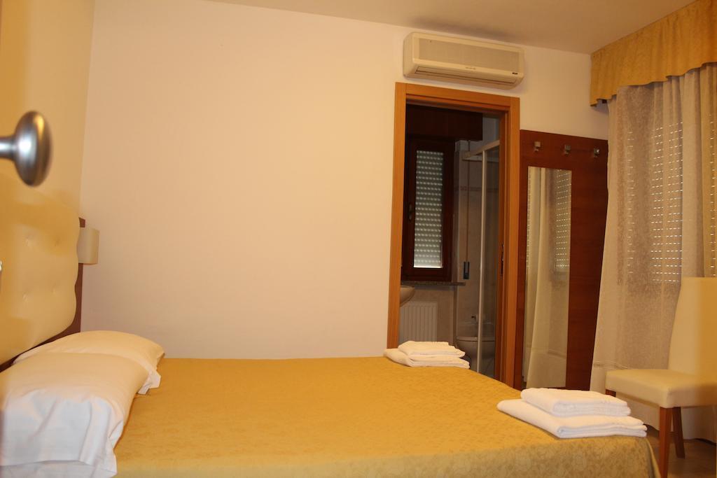 Albergo Riva Reno Di Leggiuno エクステリア 写真